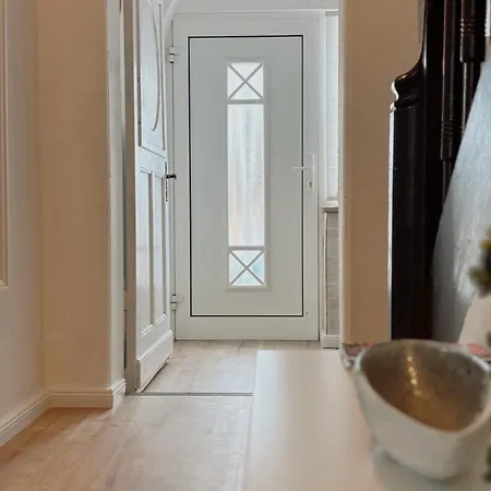 Gemuetliches Reihenhaus Mit Terrasse דירה *